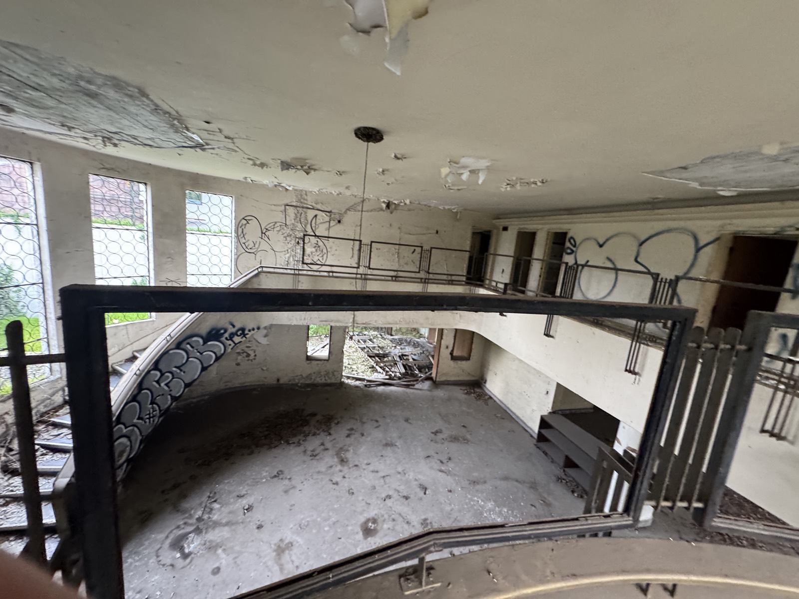 Balcón curvo del atrio principal