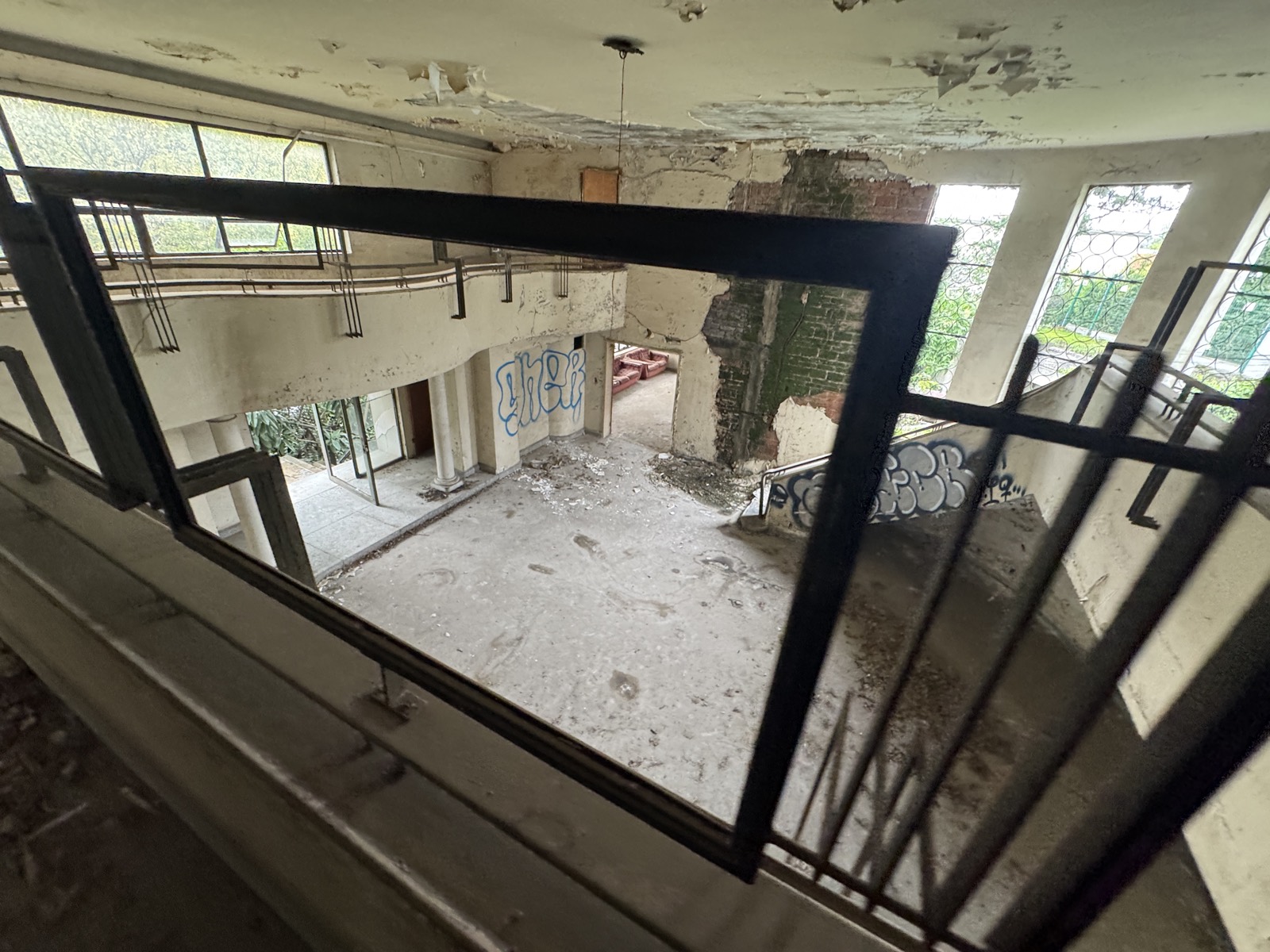 Vista del mezzanine sobre el atrio