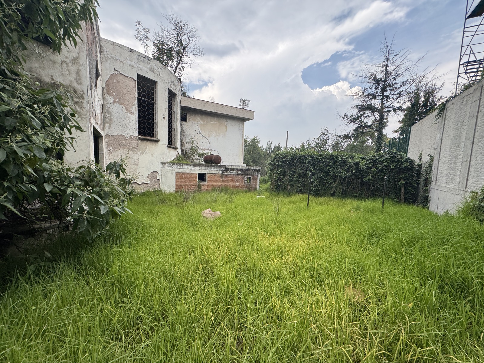 Fachada posterior junto al jardín