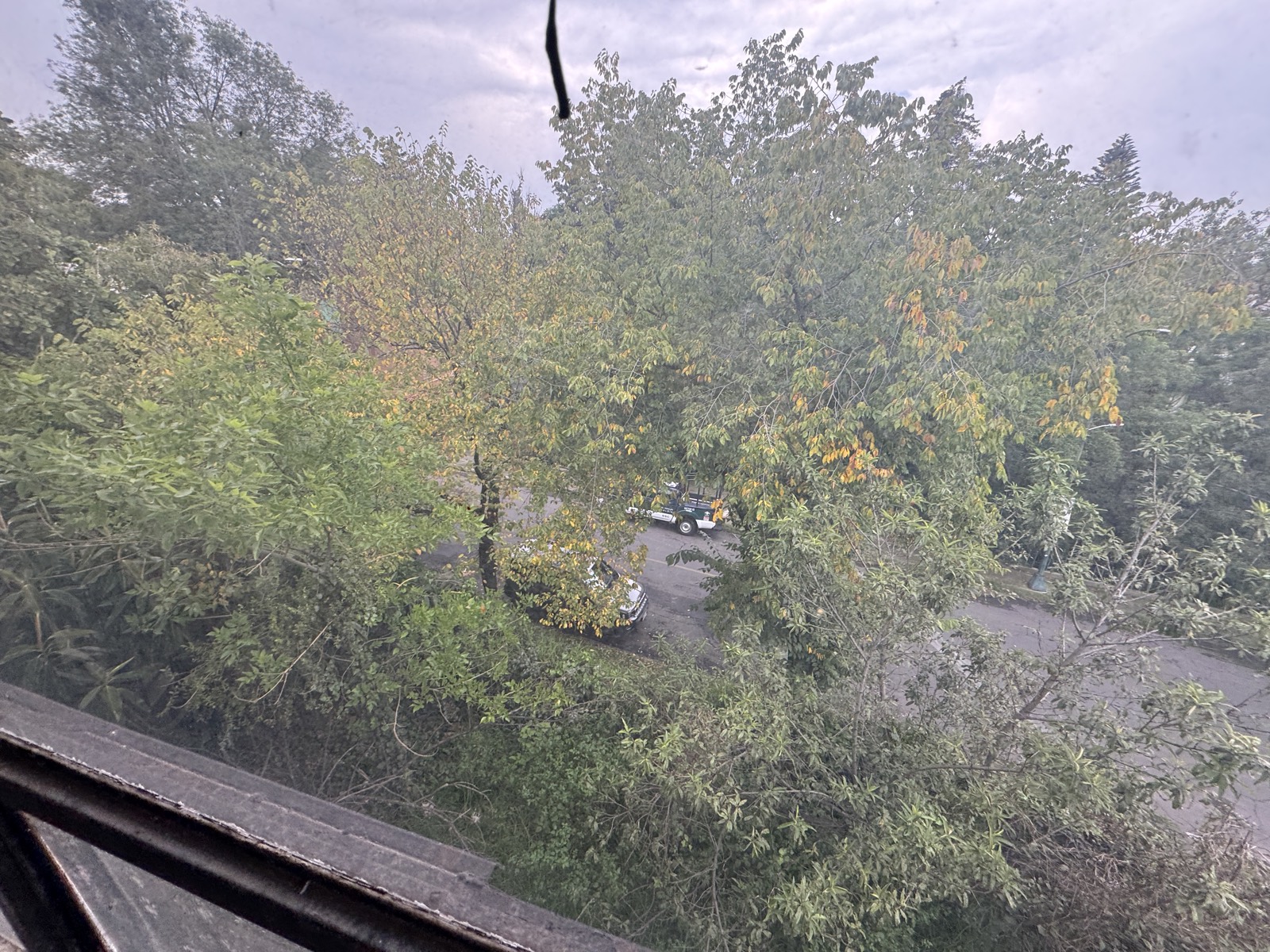 Vista desde ventana hacia la calle, otro ángulo