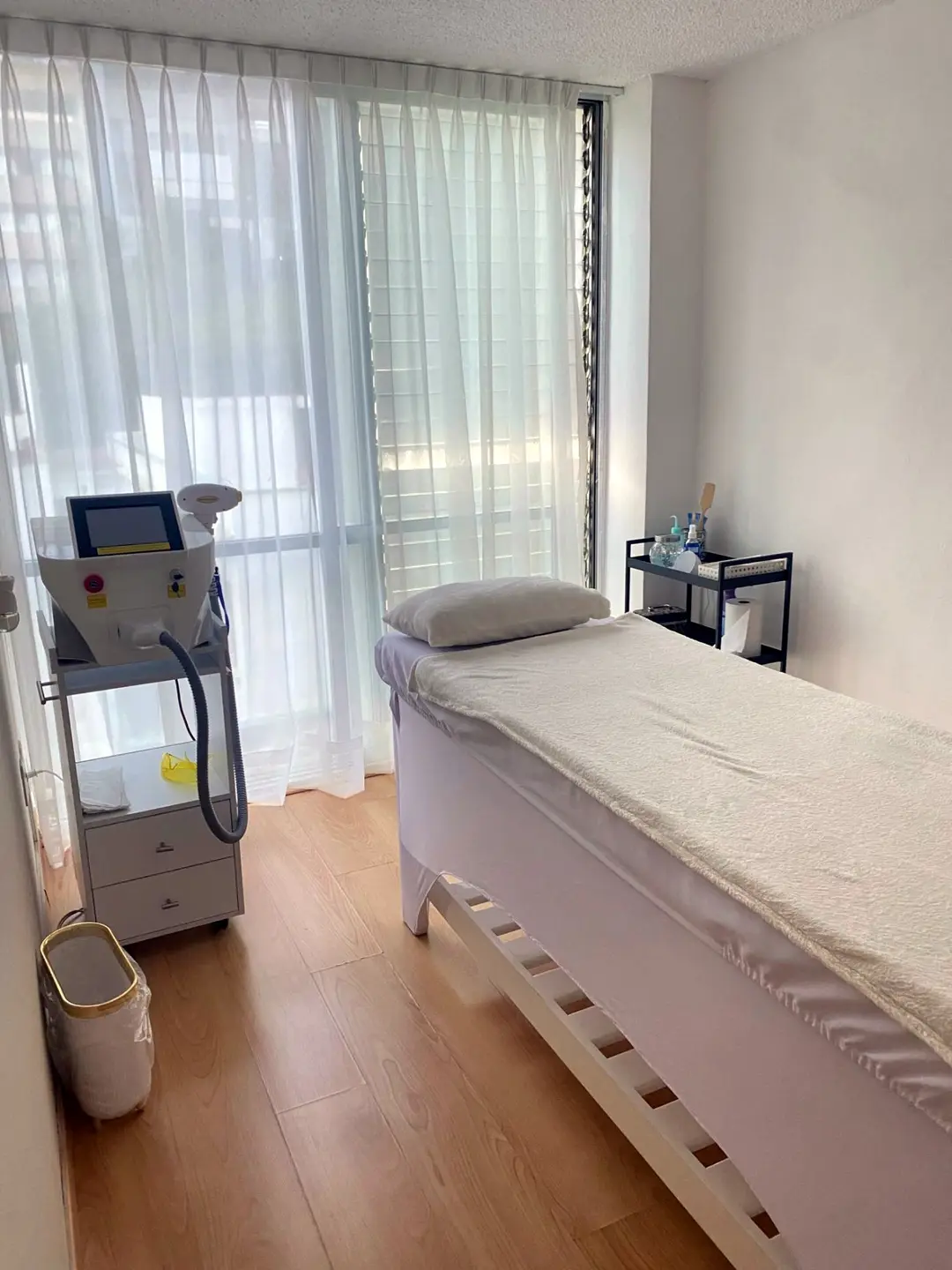 Cabina con equipo láser diodo junto a un ventanal con cortinas