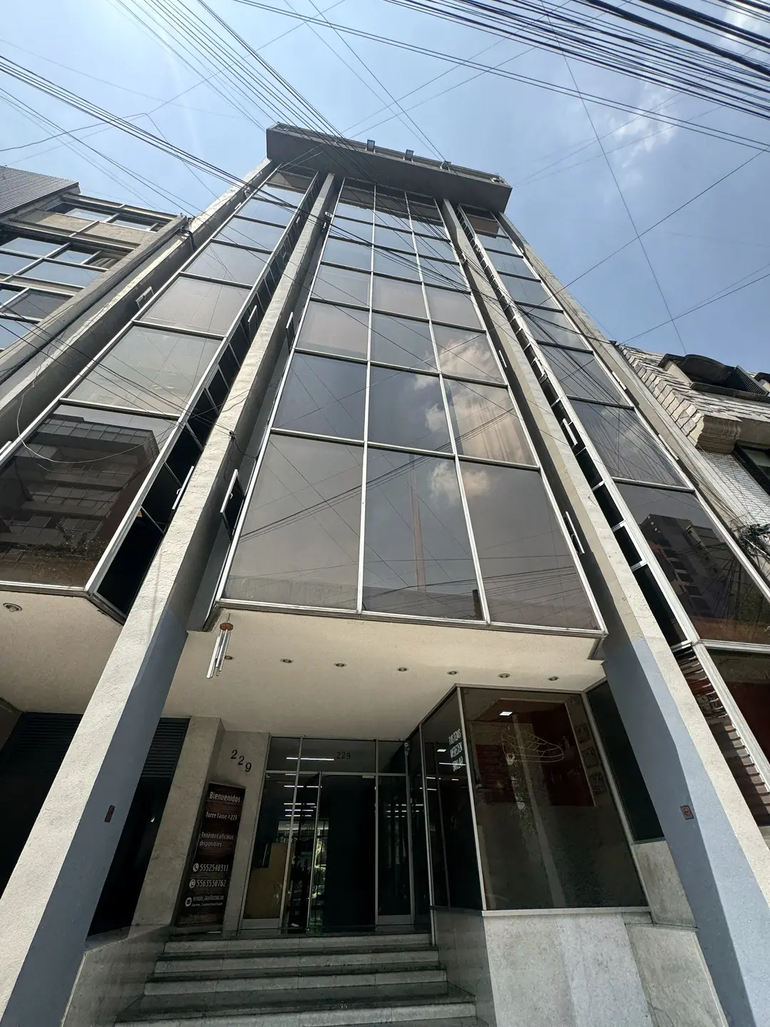 Fachada del edificio de oficinas con cancelería de vidrio